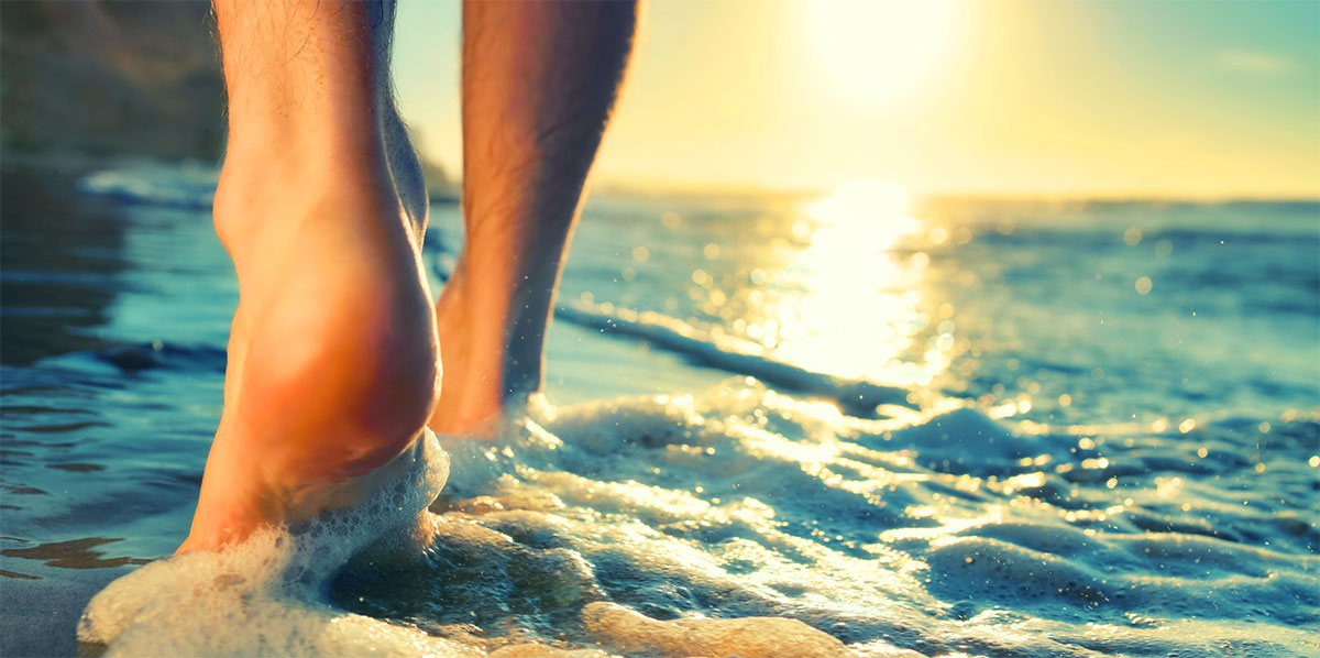 fötter-i-vattnet-på-stranden